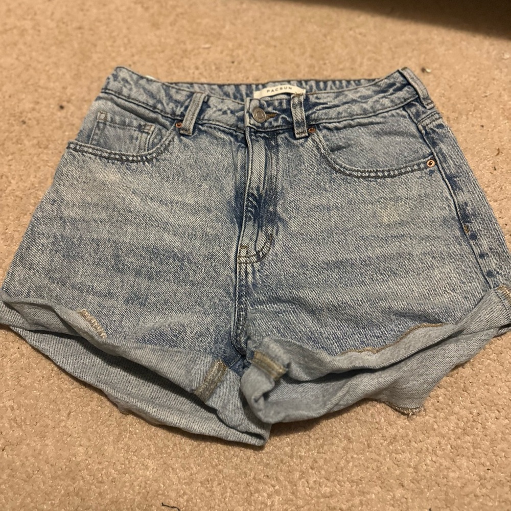 Pacsun women’s light wash denim mom shorts size 26